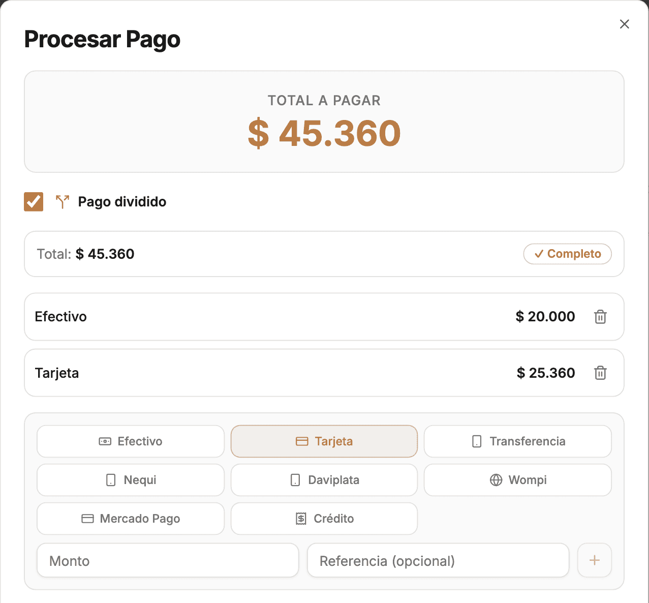 Ventana «Procesar Pago» con «Pago dividido» activado: $20.000 en efectivo y el resto con tarjeta.