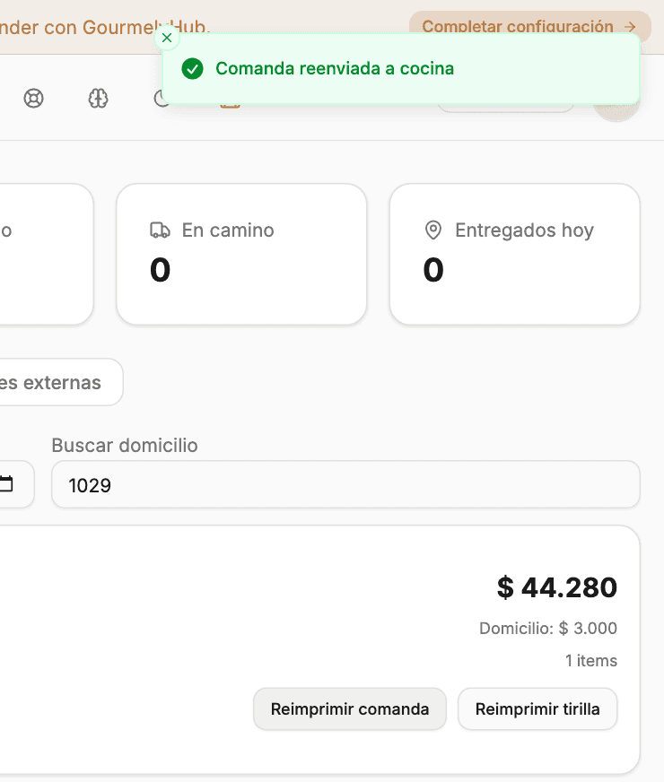 Aviso «Comanda reenviada a cocina» y los botones Reimprimir comanda y Reimprimir tirilla de un domicilio.